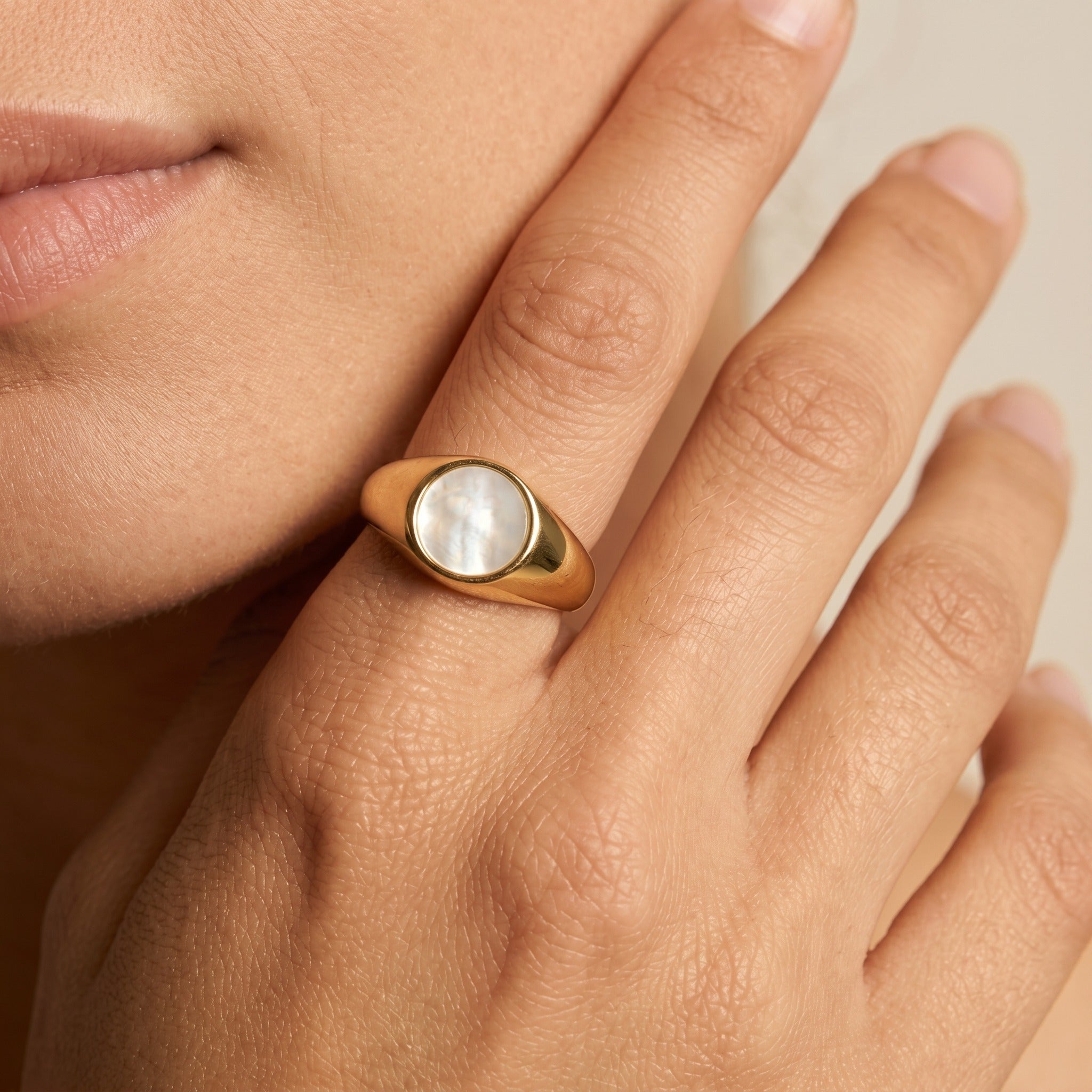 Mother Of Pearl Ring with luminous pearl stone