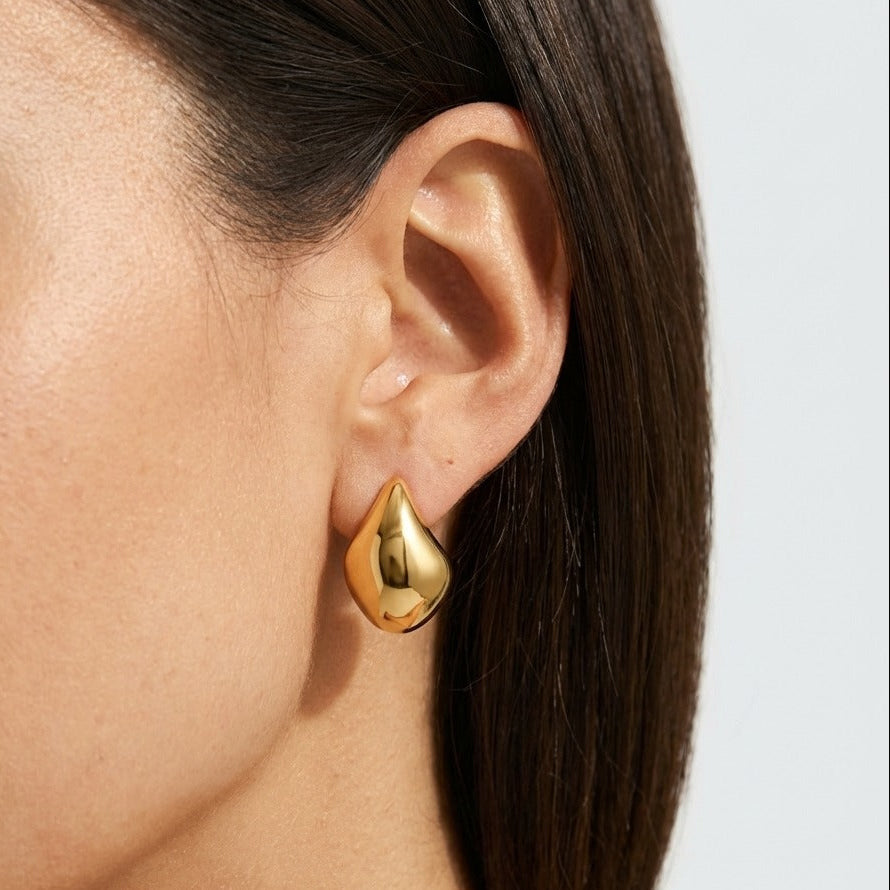 Lena Curved Hoop Earrings in gold PVD finish
