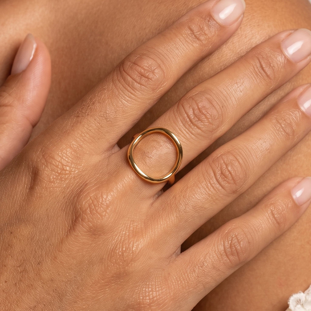 Close-up of the Cerchio Ring worn on the finger