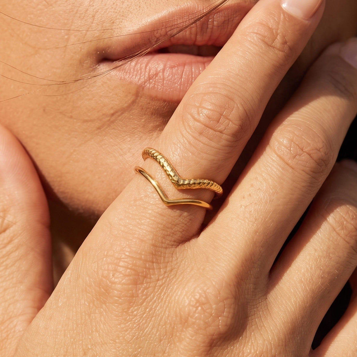 Close-up of the Doppio Ring worn on the finger