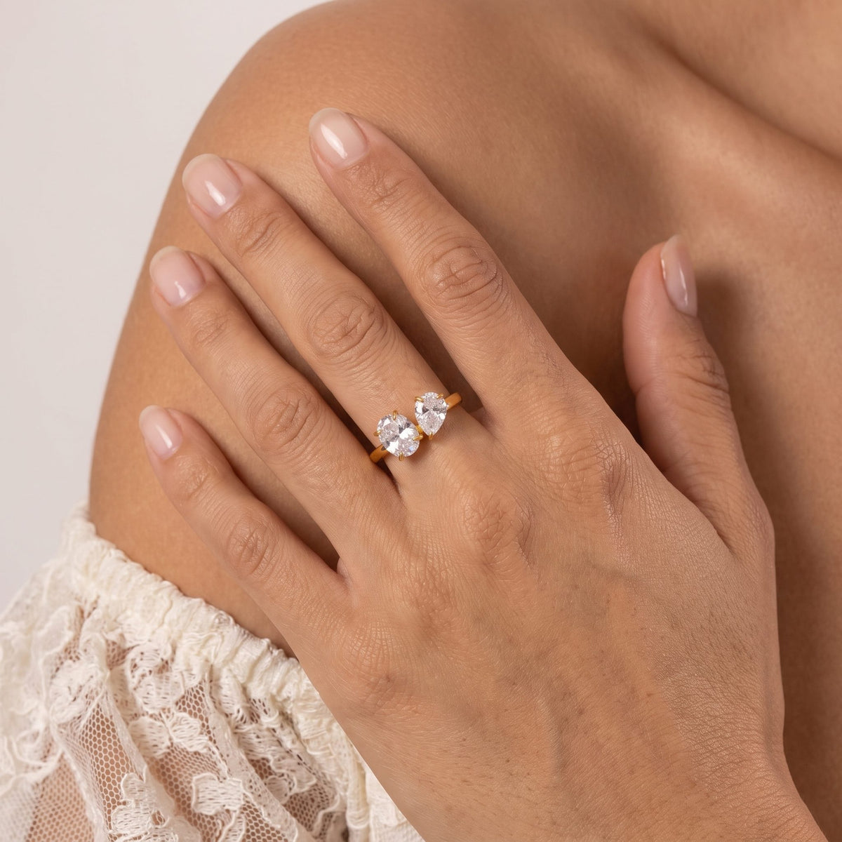 Woman wearing the Toi-et-Moi Ring on her ring finger, her hand resting on her bare shoulder